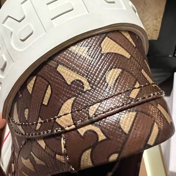 Women’s size 6 Burberry Shoes. Worn once. No damages or scratches. - Picture 15 of 15
